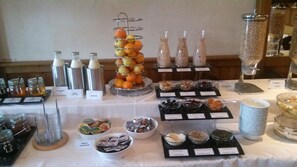 Desayuno buffet diario (EUR 12 por persona)