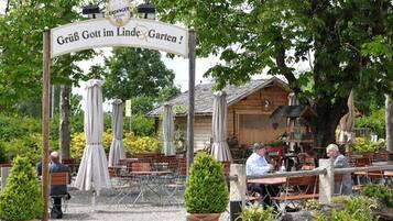 Mittagessen und Abendessen, lokale und internationale Küche
