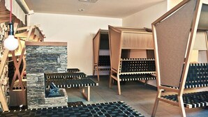 Une pièce avec un sol à carreaux, des meubles en bois et un mur en pierre.