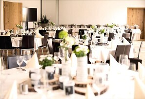 Dîner et souper servis sur place, cuisine locale et internationale