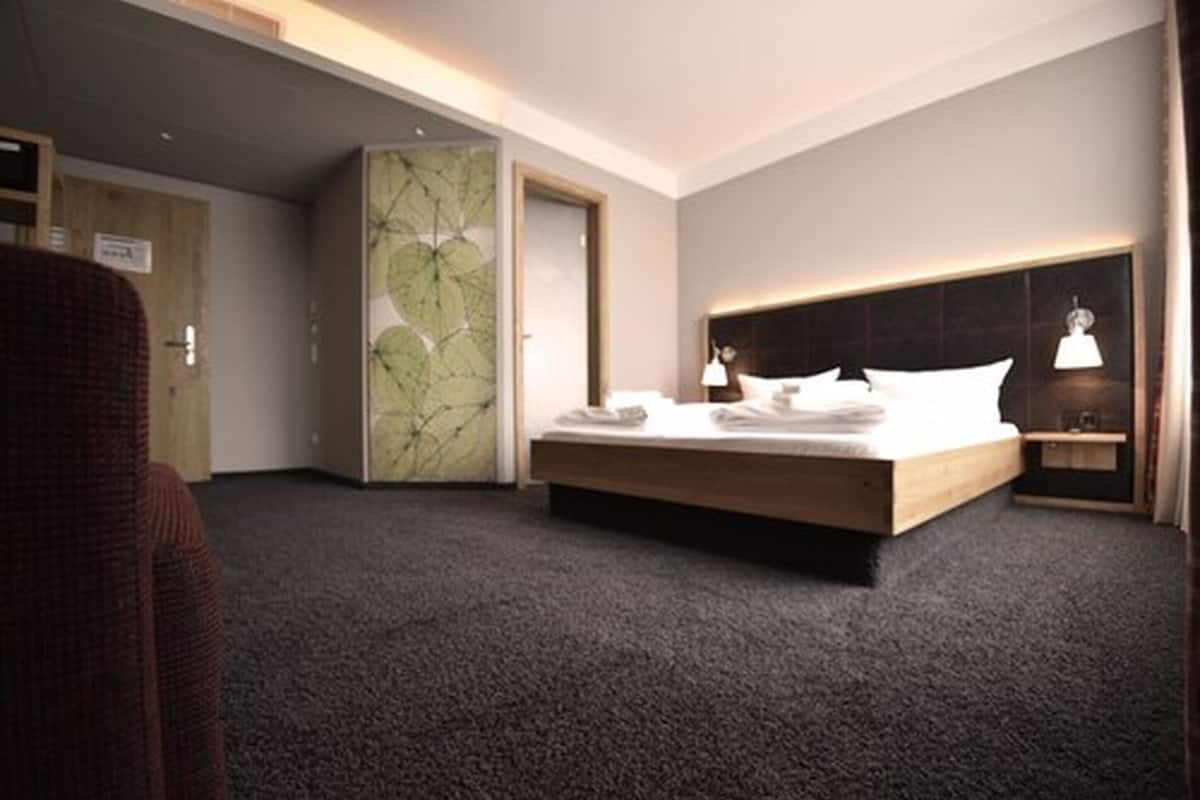 standard double room | 1 bedroom, minibar, in-room safe, desk