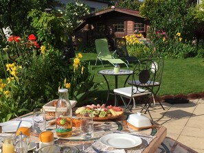 Tägliches inbegriffenes kontinentales Frühstück