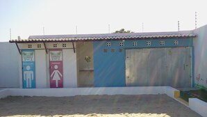 A building with two doors labeled 'Masculino' and 'Feminino' for male and female restrooms, respectively. - Chacara So Alegria em Parnamirim (Parnamirim)