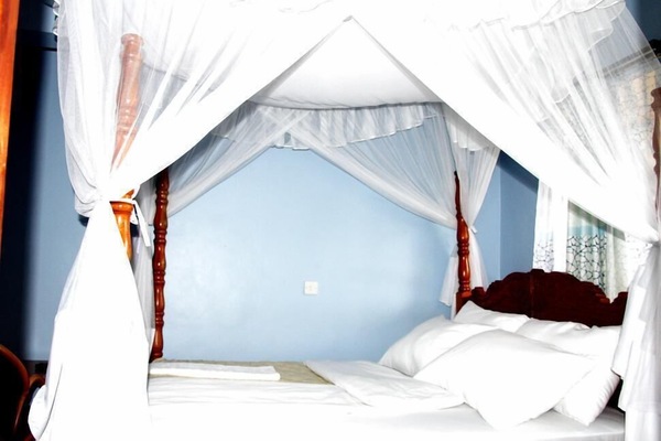Deluxe Studio | Premium bedding, in-room safe, desk, WiFi (free)