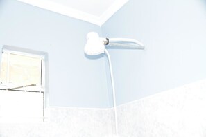 Executive Studio | Bathroom shower - The Don Hotel (Bondo)
