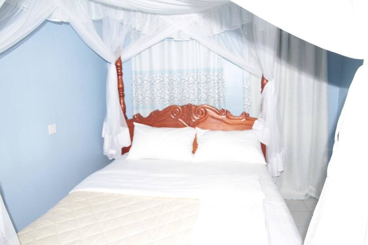 Quarto solteiro econômico | Roupas de cama premium, cofres nos quartos, escrivaninha