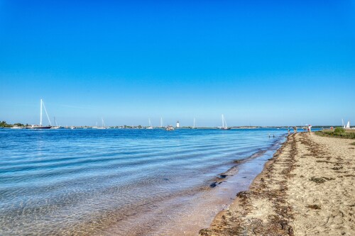 Cozy & private cottage w/ a large yard - perfect for families