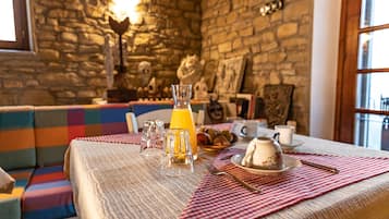 Sudah termasuk sarapan prasmanan setiap hari