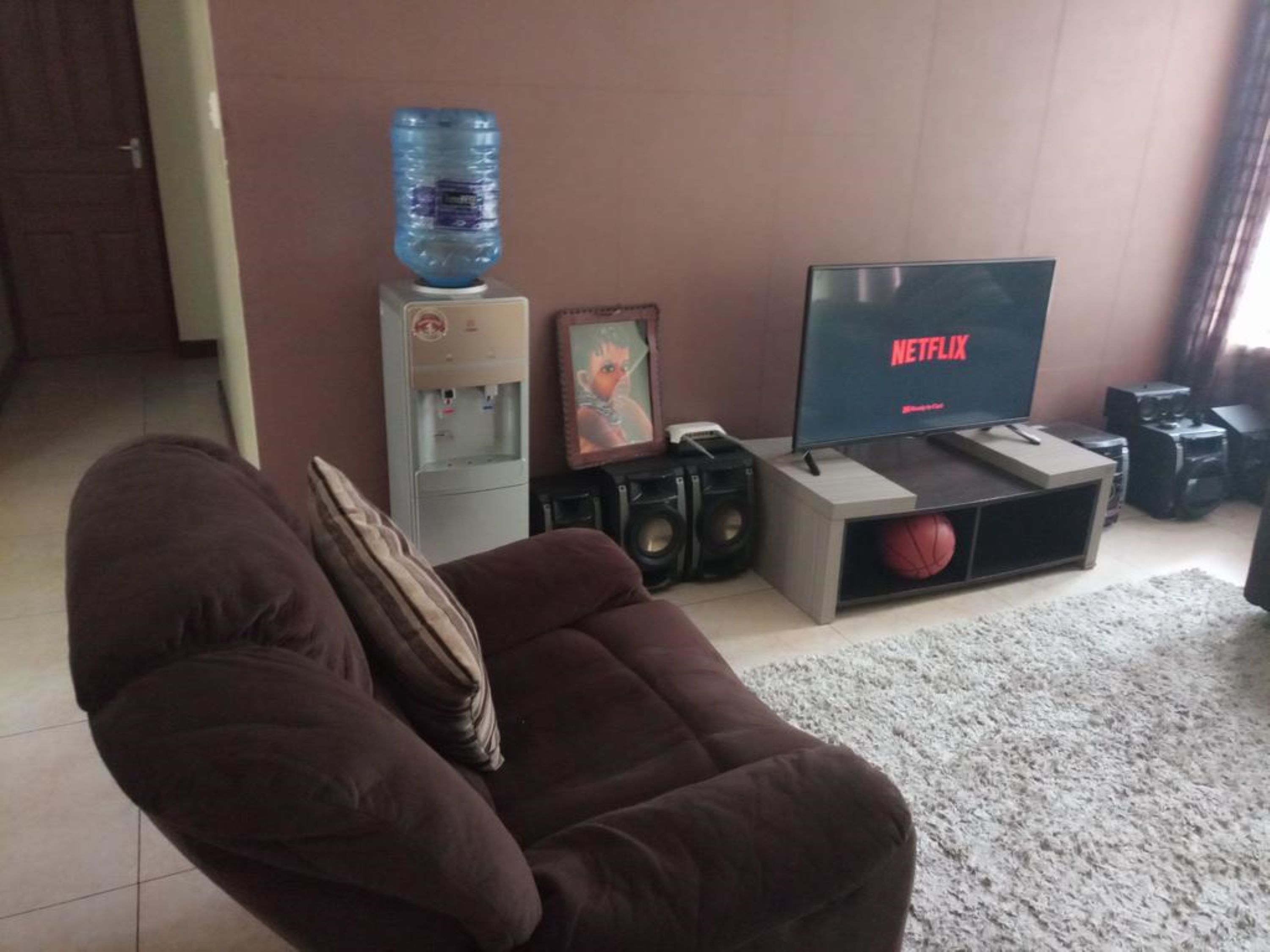 deluxe suite | living room | lcd tv, netflix