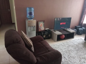 Deluxe Suite | Living room | LCD TV, Netflix - Celestial Luxury Homestay (Syokimau)