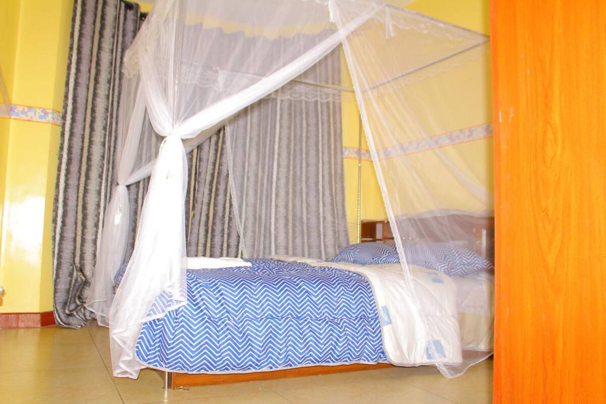 deluxe suite | iron/ironing board, free wifi, bed sheets