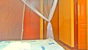 Deluxe Room | Iron/ironing board, free WiFi, bed sheets