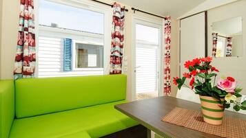 Casa rodante, 2 habitaciones, vista a la montaña (Pirine) | Área de sala de estar | Televisión de pantalla plana