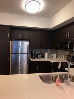 Refrigerador, microondas, horno, placa de cocina