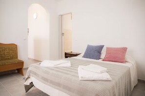 Apartment (0 Bedroom) | Iron/ironing board, cots/infant beds, free WiFi, bed sheets - A13- Ultra Central Studio by Dreamalgarve (Lagos)