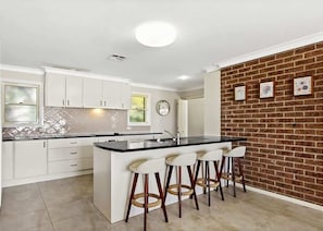 Fridge, microwave, oven, stovetop - Sunrise Road Everything at your fingertips (MOSSY POINT)