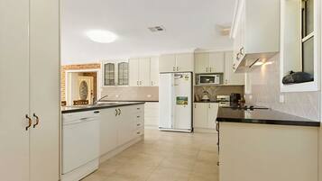 Frigorífico, microondas, horno y placa de cocina