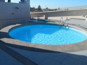 2 outdoor pools, pool loungers