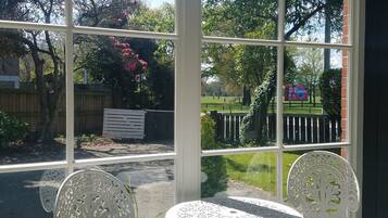 Vila, Beberapa Tempat Tidur, Bebas Asap Rokok, pemandangan kebun | Teras/patio