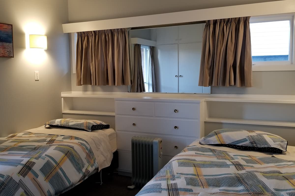 3 bedrooms, blackout drapes, iron/ironing board, free WiFi