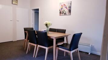 Villa, Multiple Beds, Non Smoking, Garden View | In-room dining