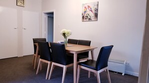Villa, plusieurs lits, non-fumeur, vue jardin | Restauration dans la chambre