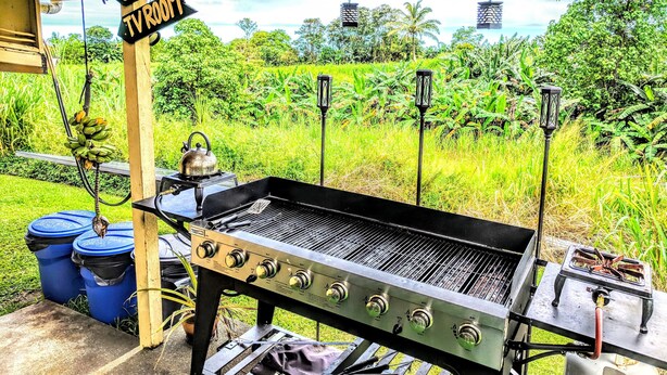 Un barbecue avec un panneau indiquant les commodités à proximité.