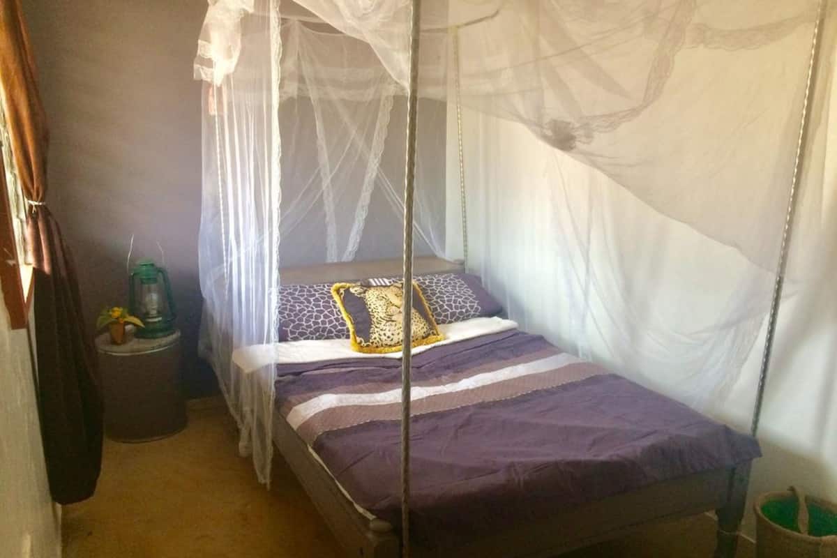 Double Room, Shared Bathroom | Desk, bed sheets