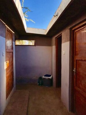 Doppelzimmer, Gemeinschaftsbad | Badezimmer | Dusche, kostenlose Toilettenartikel, Hausschuhe, Handtücher