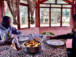 Se sirven desayunos, almuerzos, cenas y cocina local 