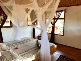 Habitación doble, baño privado | Escritorio y ropa de cama