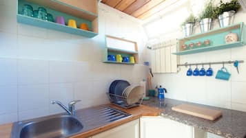 Dúplex, 1 habitación | Cocineta privada | Refrigerador, microondas, parrilla de estufa y tetera eléctrica