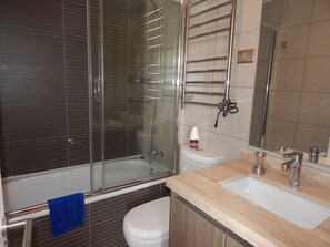 Standard Studio, Multiple Beds, Accessible, City View | Bathroom