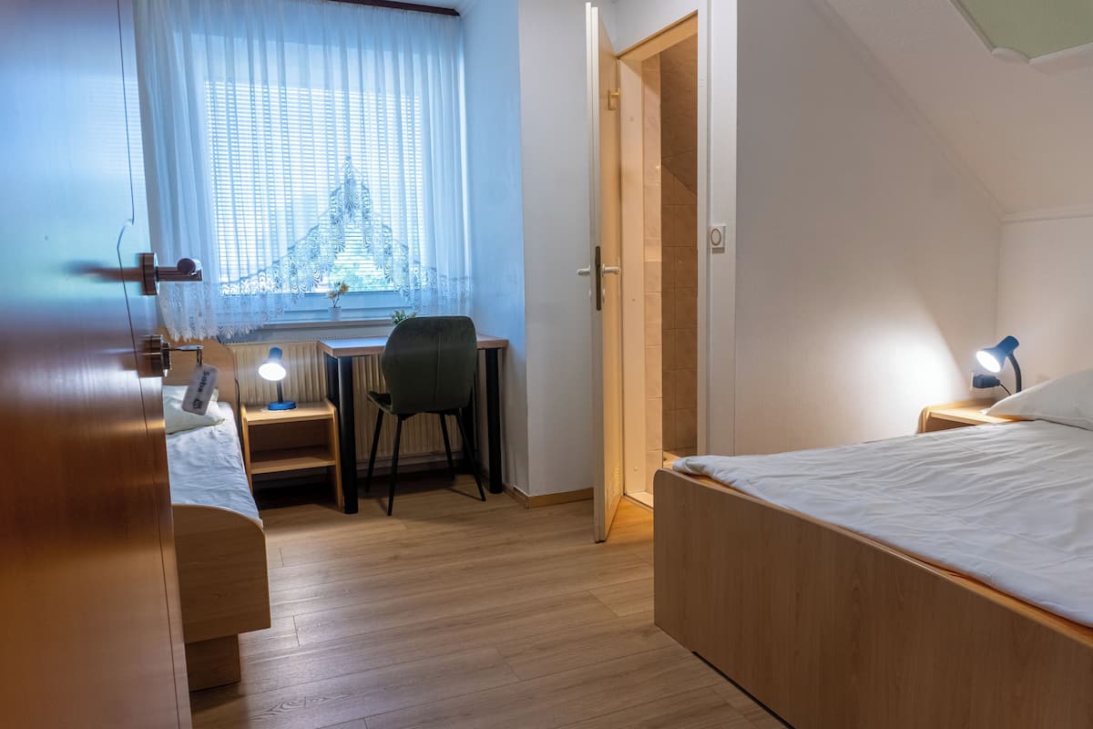 Economy dubbelrum eller tvåbäddsrum - utsikt mot trädgården | Skrivbord, ljudisolering, strykjärn/strykbräda och gratis wi-fi