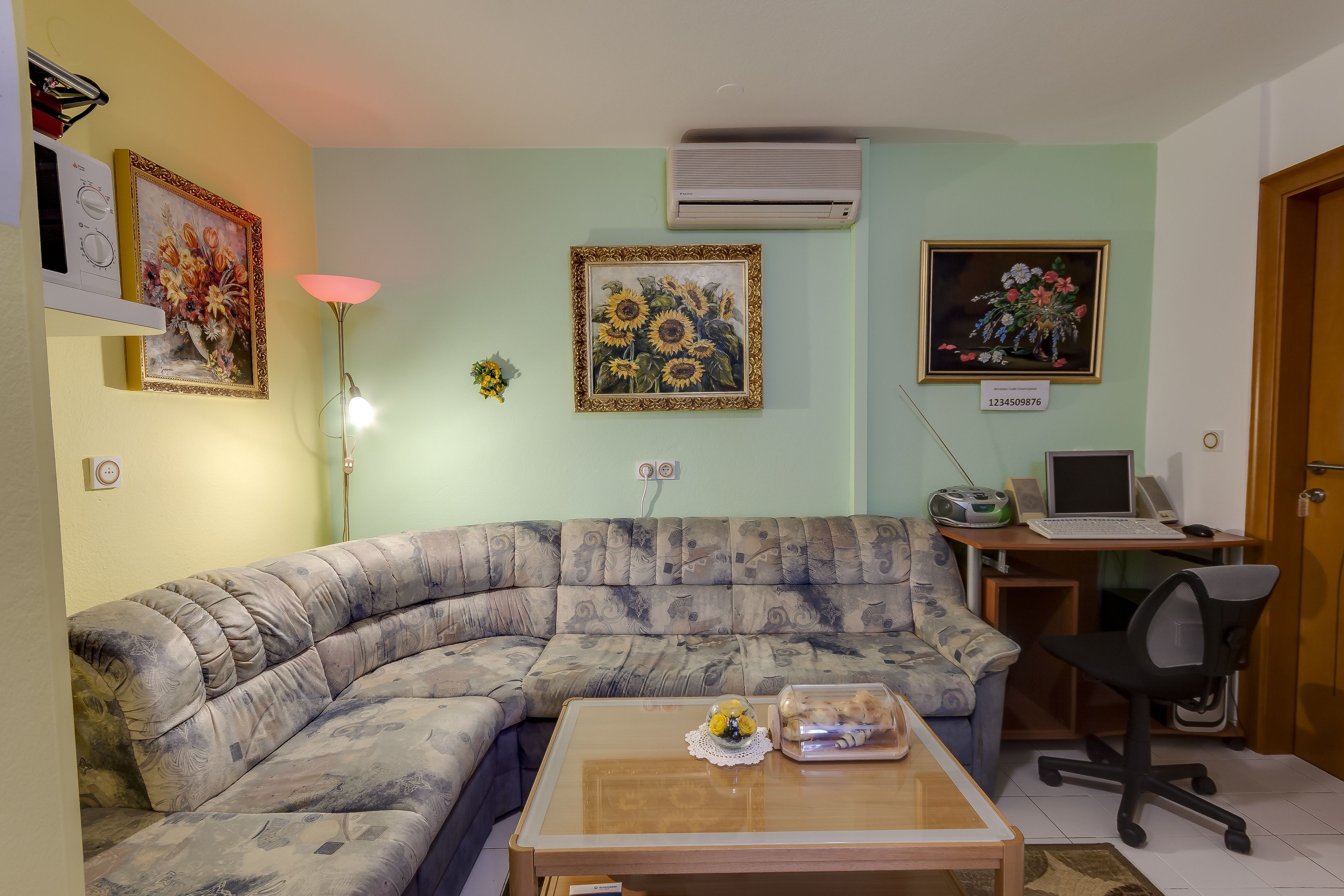 Coin salon dans le hall