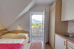 Escritorio, sistema de insonorización y tabla de planchar con plancha