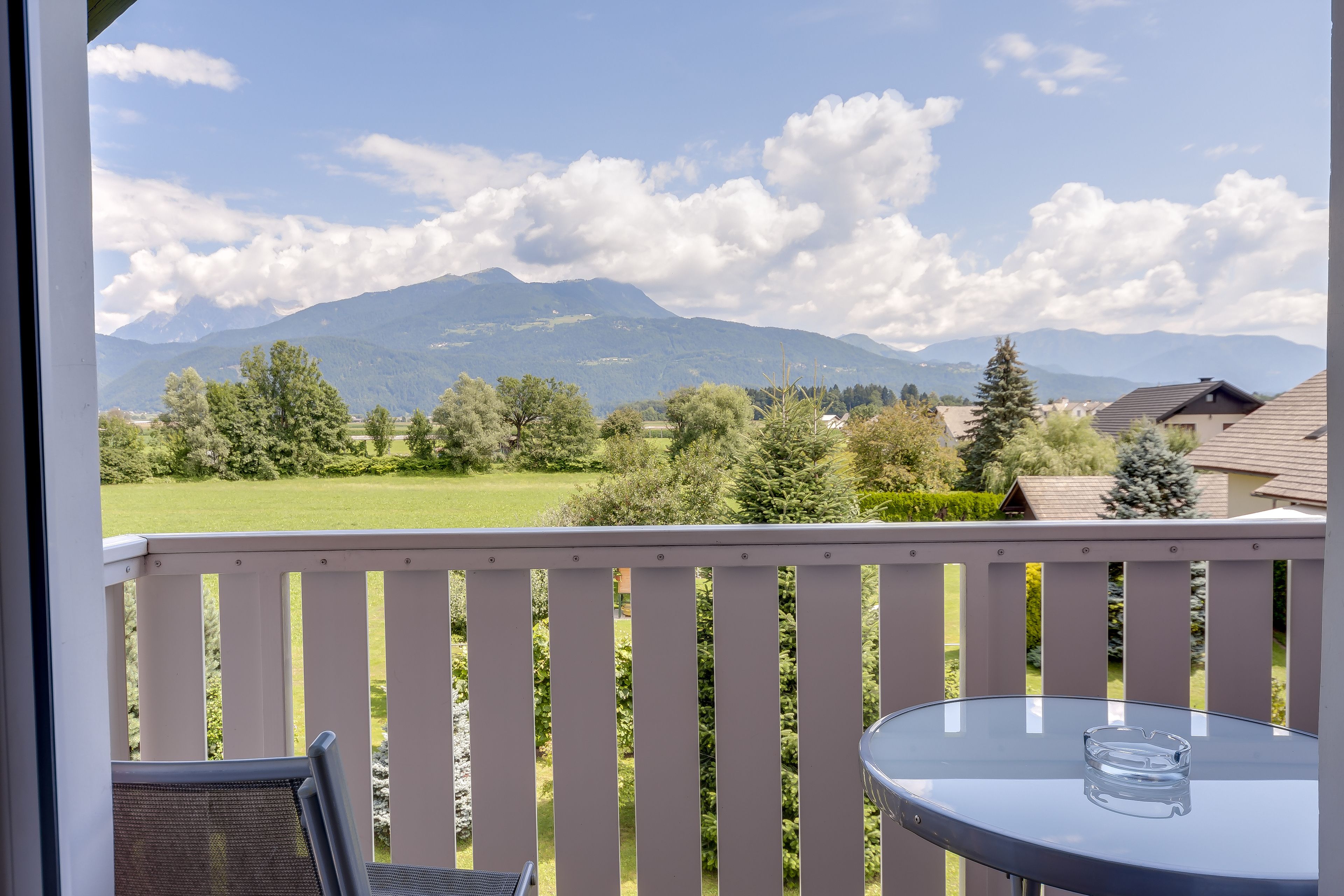 Studio, balkon, uitzicht op bergen | Een bureau, geluiddichte muren, een strijkplank/strijkijzer, gratis wifi