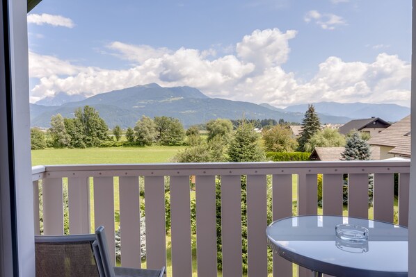 Studio, balcon, vue montagne