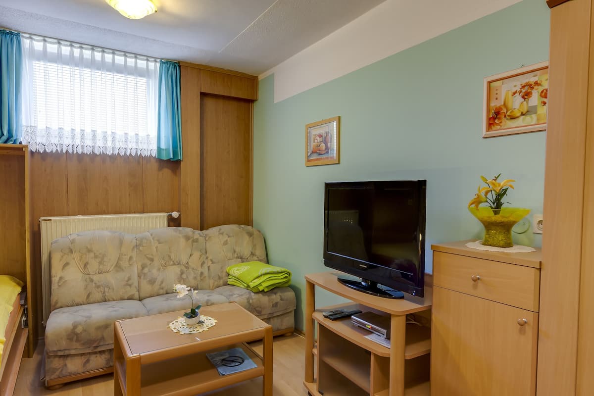Double Room (Basement) | 1 bedroom, desk, soundproofing, iron/ironing board