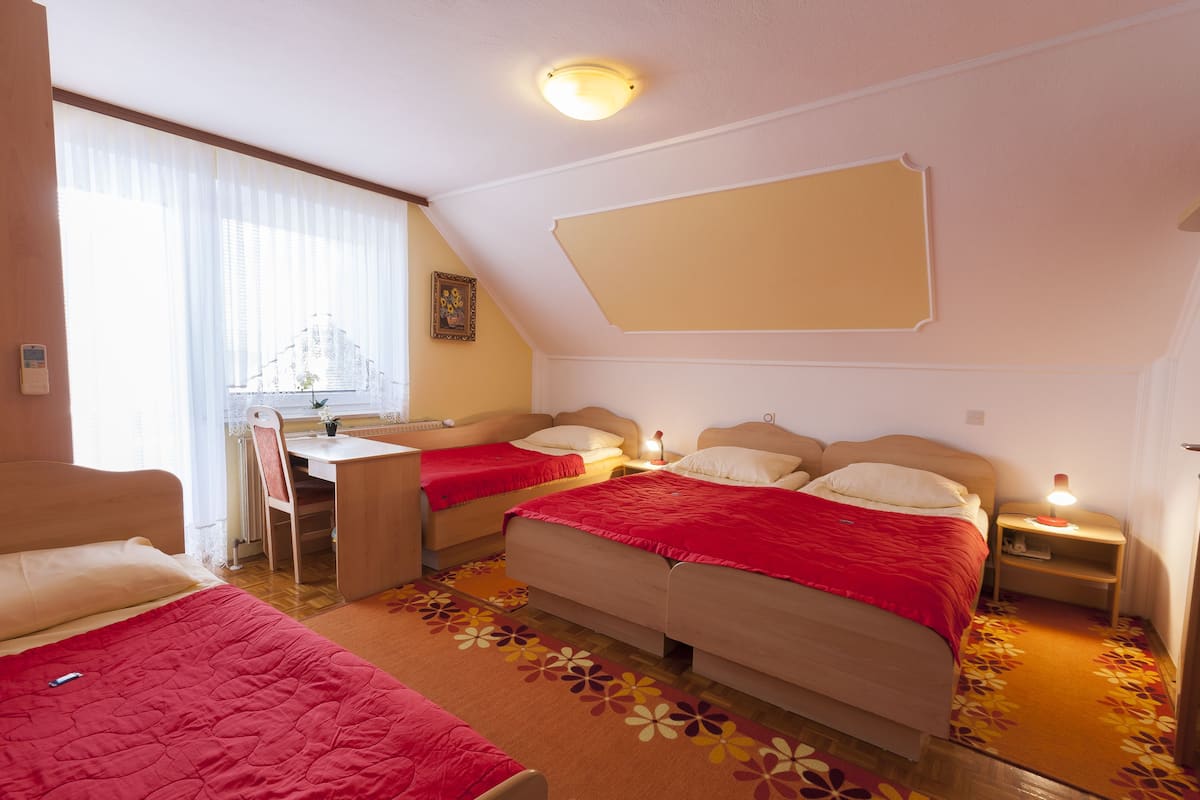 Quadruple Room | 1 bedroom, desk, soundproofing, iron/ironing board
