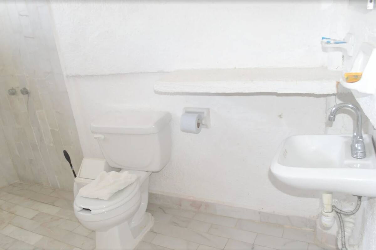 Shower, free toiletries, towels