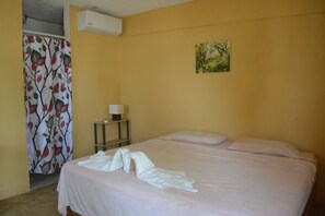 Iron/ironing board, rollaway beds - Hotel Evasión (Acapulco)