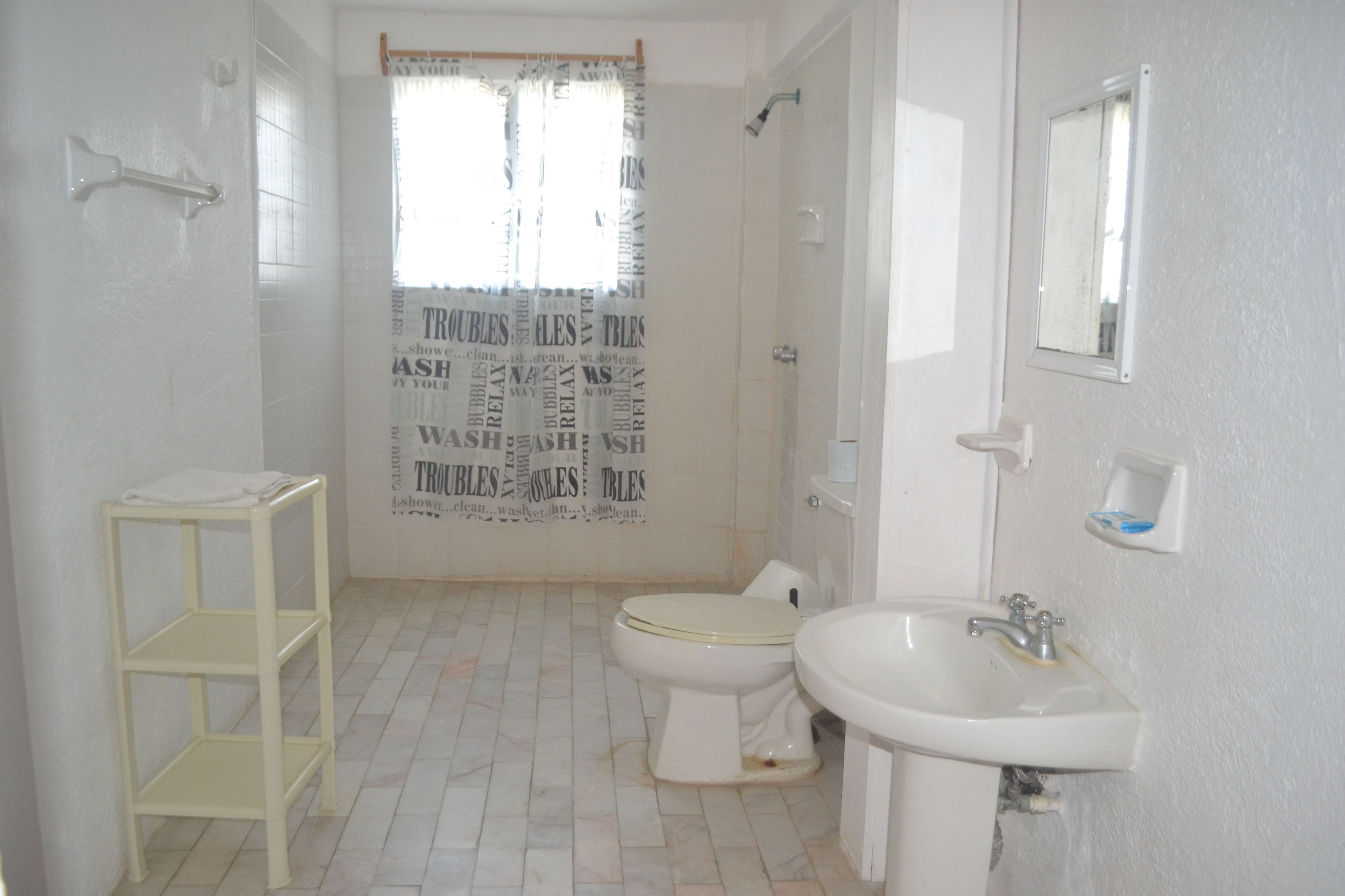 Regadera, amenidades de baño gratuitas, toallas 