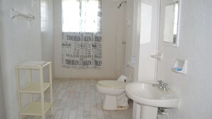 Shower, free toiletries, towels - Hotel Evasión (Acapulco)