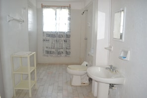 Shower, free toiletries, towels - Hotel Evasión (Acapulco)