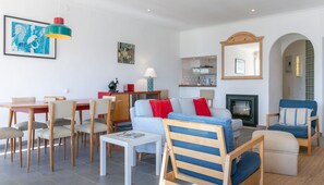 Departamento (3 Bedrooms) | Área de sala de estar | Televisión de pantalla plana