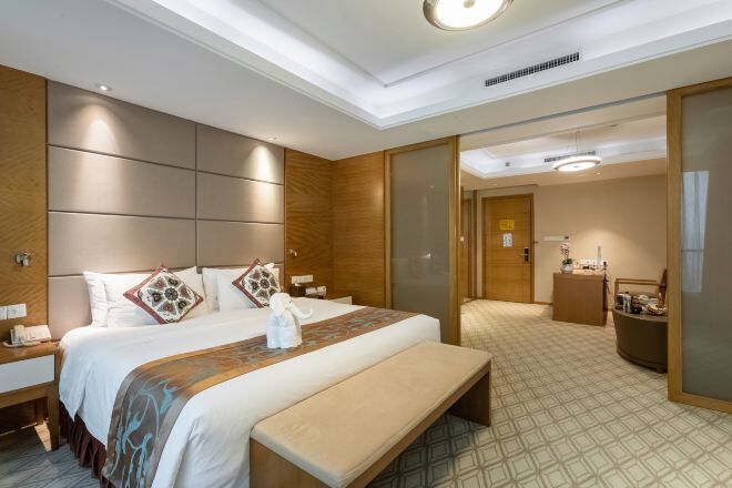 Iron/ironing board, cribs/infant beds