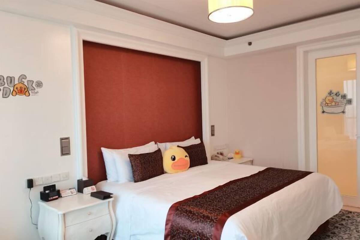 Iron/ironing board, cots/infant beds