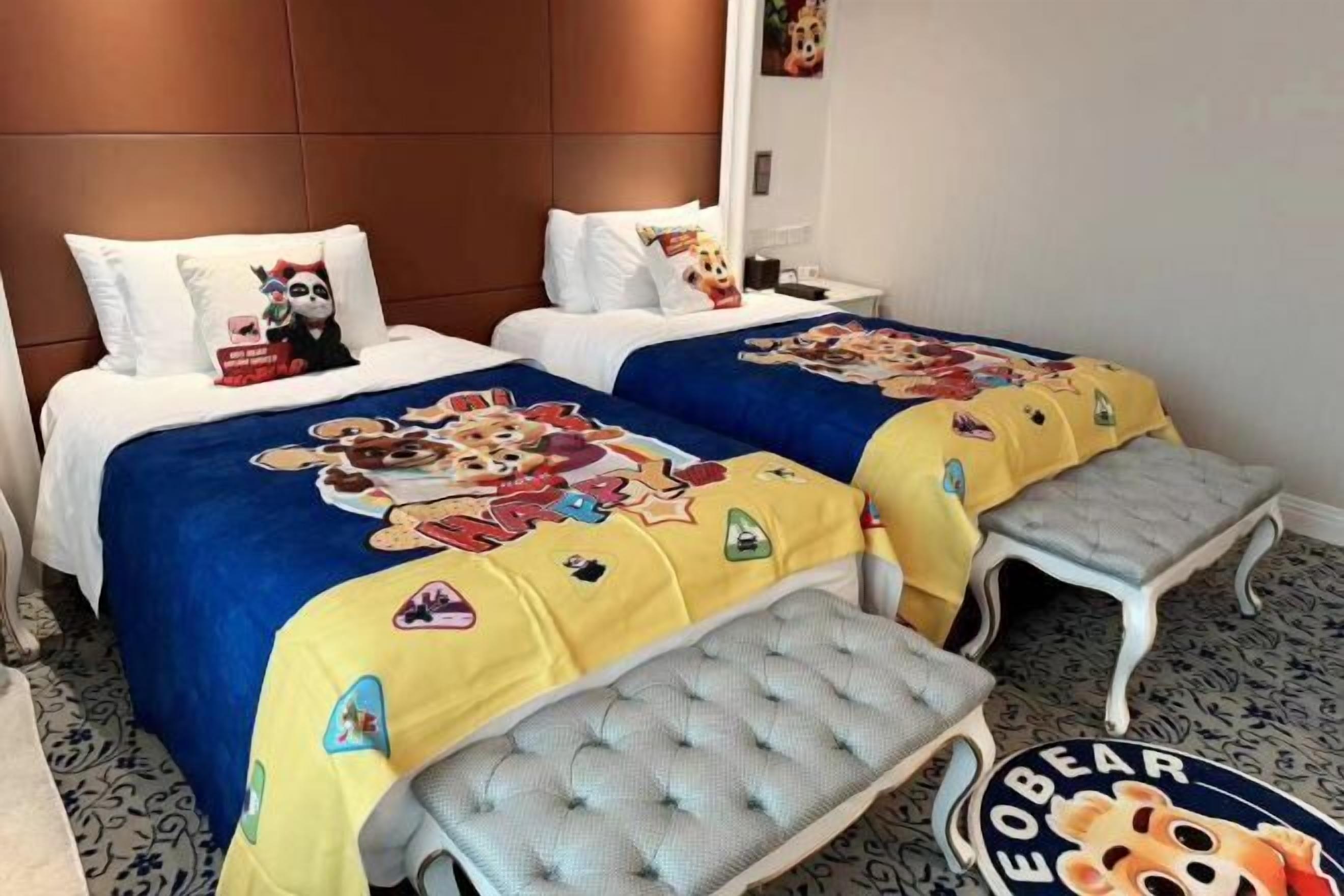 Iron/ironing board, cots/infant beds