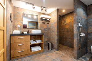 Junior Suite, Partial Sea View (Corton) | Bathroom | Shower, hair dryer, bathrobes, towels - The Address Cassis (Cassis)